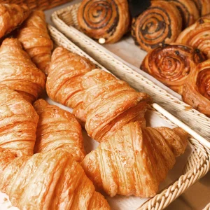 delicious-freshly-baked-pastries-in-a-pastry-shop-96LHXQV